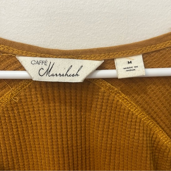 Boutique style waffle knit Women's Mustard V-Neck Top size medium - Picture 2 of 5